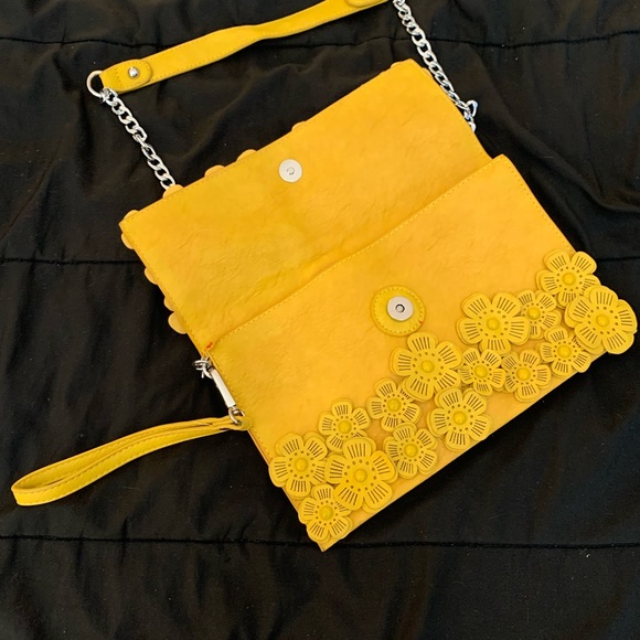 Yellow flower crossbody/wristlet - Picture 3 of 4